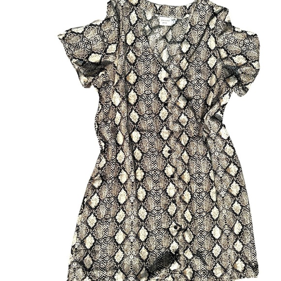 Snakeskin print shirt dress above the knee. V neck . No stretch. - Picture 2 of 7